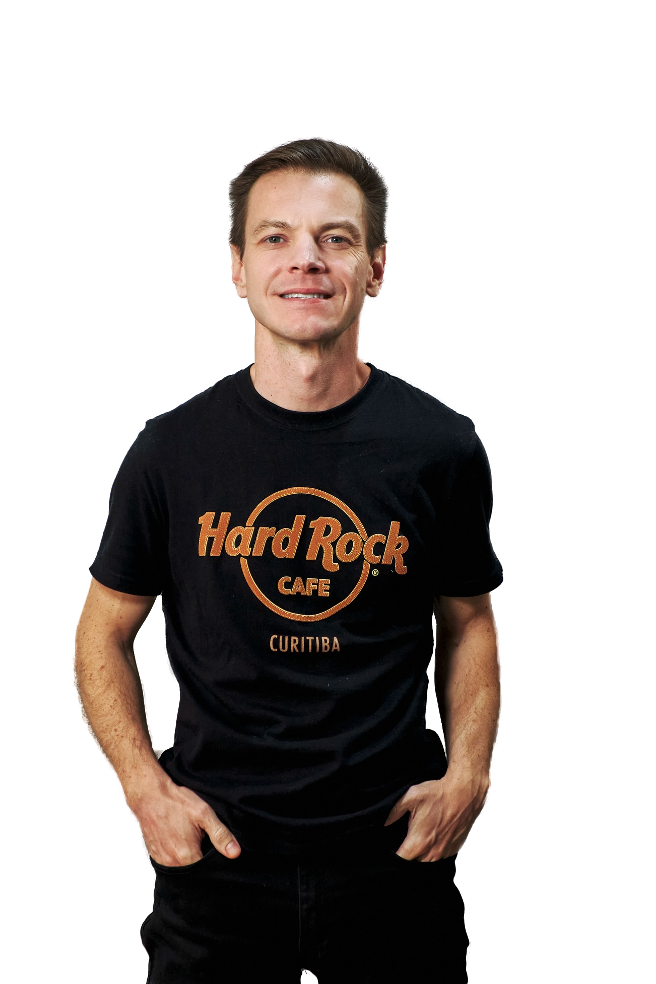 Rafael Magosso de camiseta preta, mãos nos bolsos, sorrindo